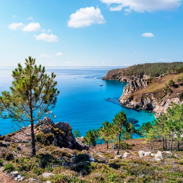 Blick auf eine Küste vor einem azurblauen Meer