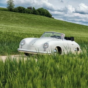 Ein Oldtimer auf einer Straße.