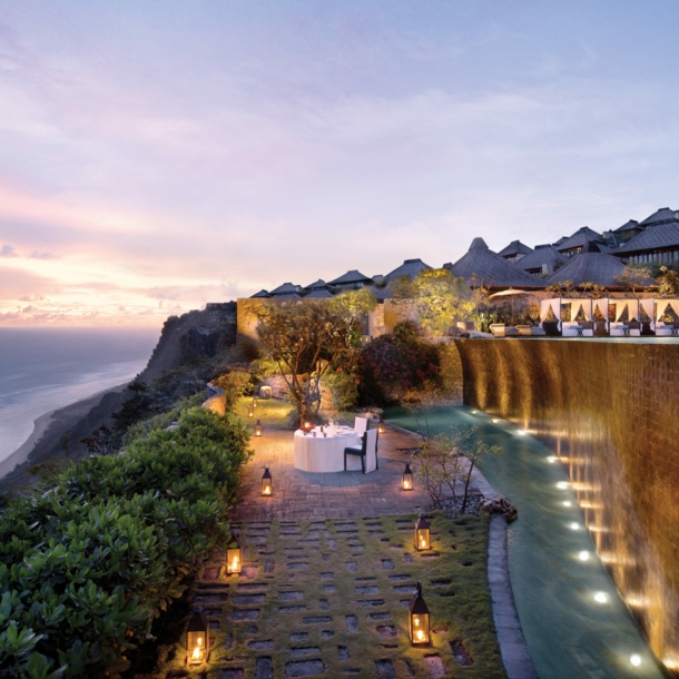 Langgezogener Pool unterhalb des Bulgari Resorts mit Blick auf das Meer.