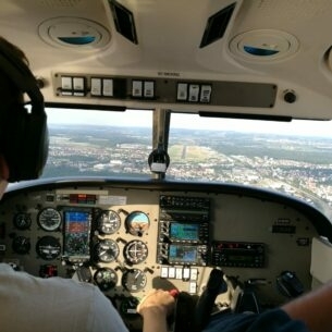 Cockpit eines Kleinflugzeugs der Mitflugzentrale