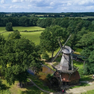 Luftaufnahme der Hüvener Mühle und Umgebung.