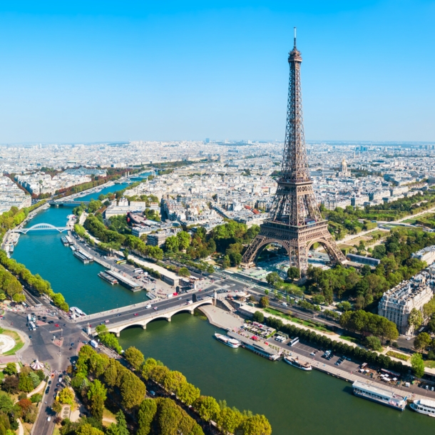 Eiffelturm in Paris aus der Luft fotografiert.