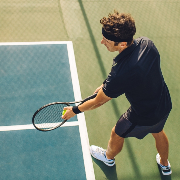 Ein Tennisspieler beim Aufschlag