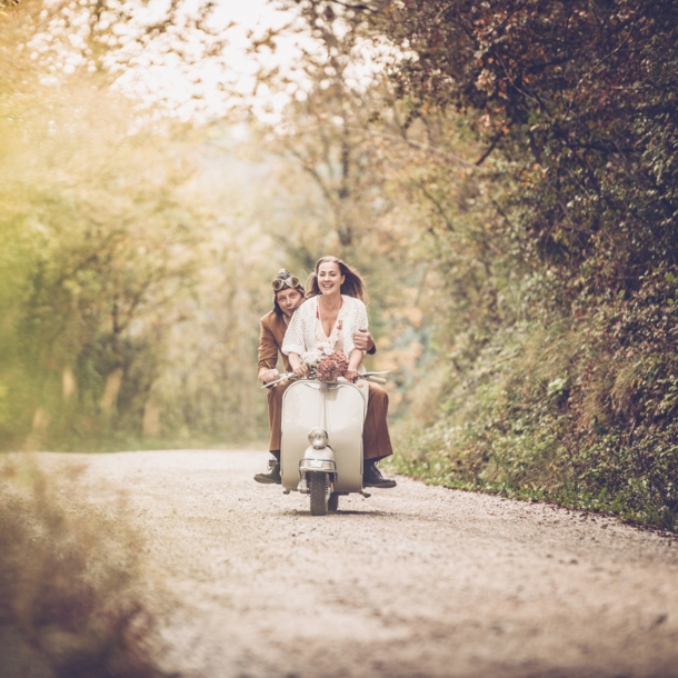 Ein junges Pärchen auf einer alten Vespa