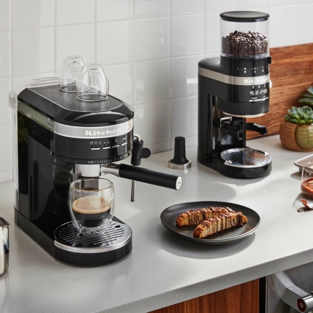 Ambient-Bild der KitchenAid Artisan Espressomaschine in schwarz