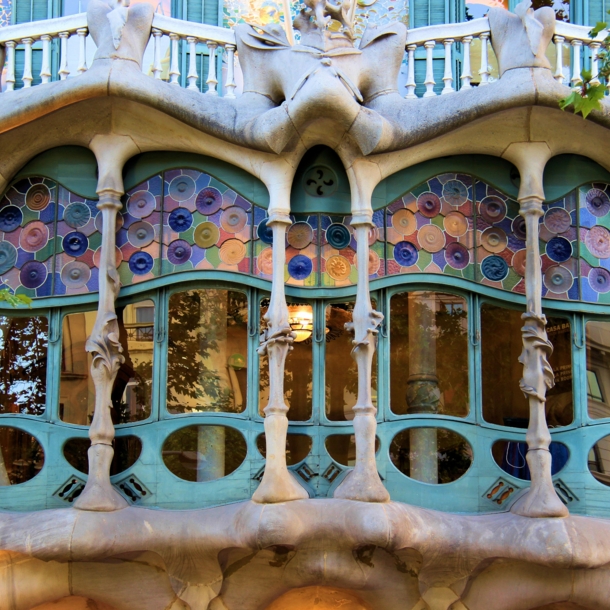 Außenansicht eines geschwungenen Fensters der Casa Battló