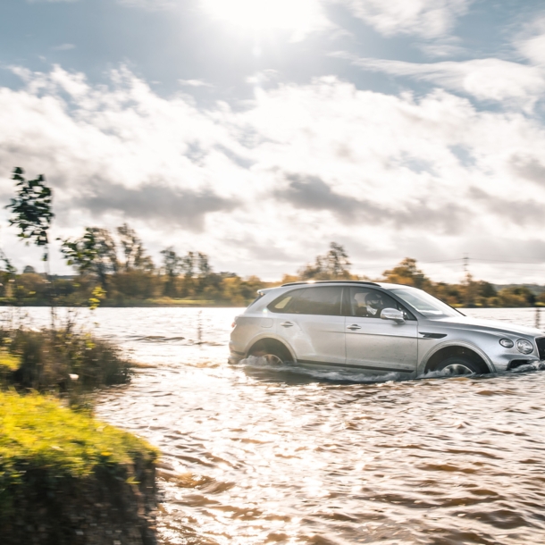 Ein SUV fährt durchs Wasser