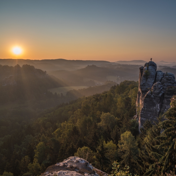 Erhöhter Blick auf die Sächsische Schweiz bei Sonnenuntergang