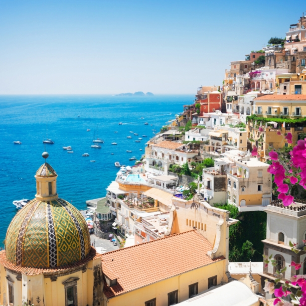 Blick über eine italienische Stadt am Hang