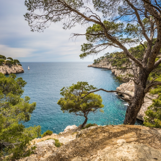 Malerischer Blick von einer felsigen Erhöhung aufs Meer