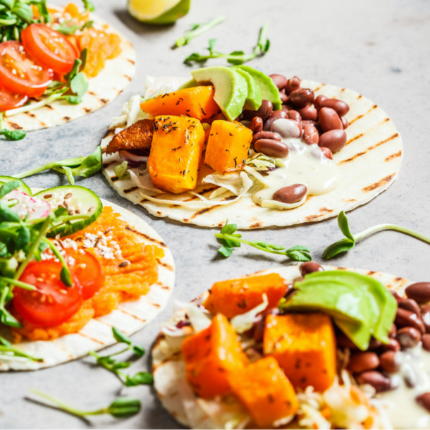 Vegane Tortilla Wraps mit Süßkartoffeln auf einem grauen Untergrund