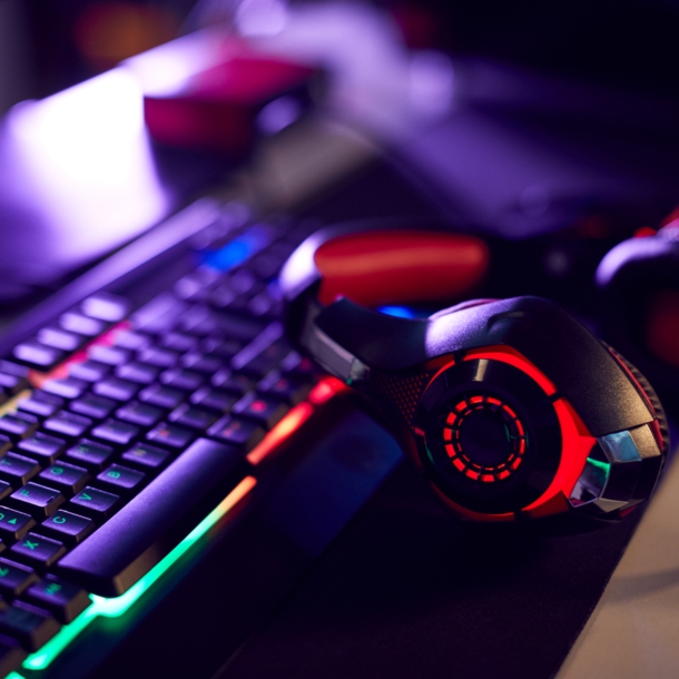 Stillleben des Computer-Gaming mit Headset auf der Tastatur liegen