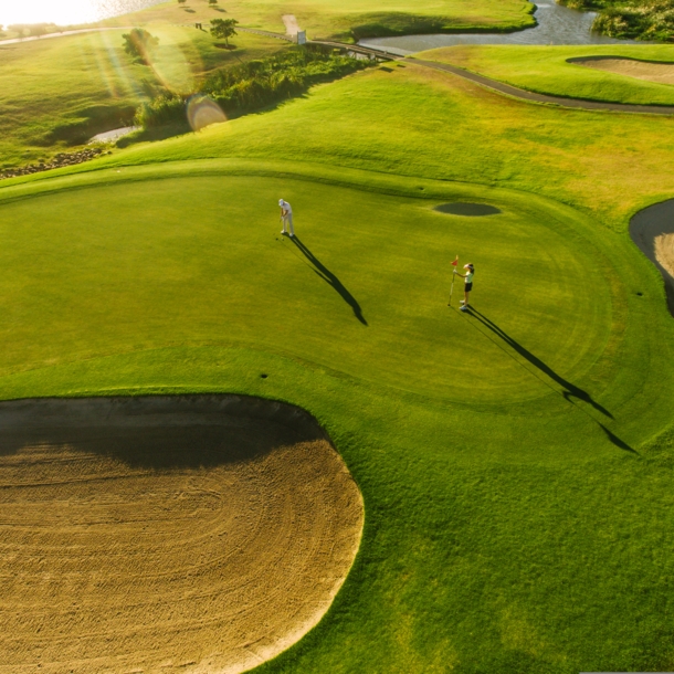 Blick auf einen Golfplatz in der Sonne.