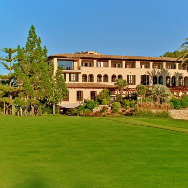 Fassade des Hotels Sheraton Mallorca Arabella Golf Hotel.