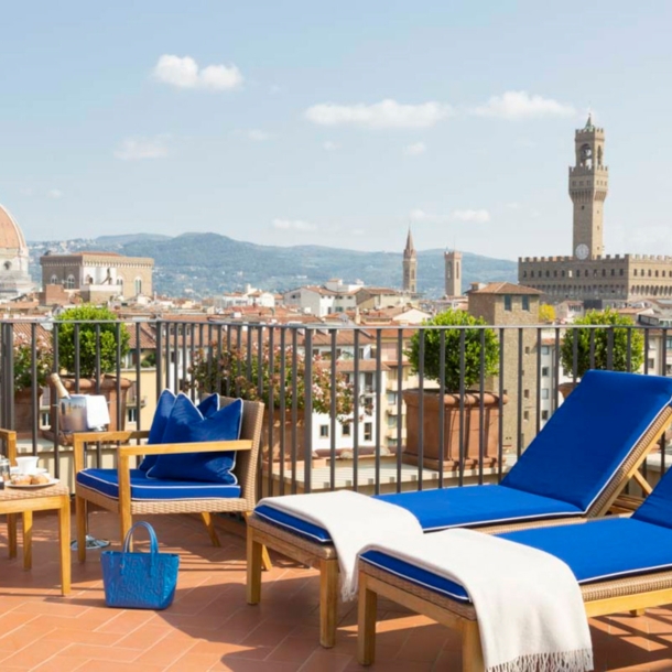 Dachterrasse Hotel Lungarno, Liegestühle im Vordergrund, Blick auf die Stadt im Hintergrund