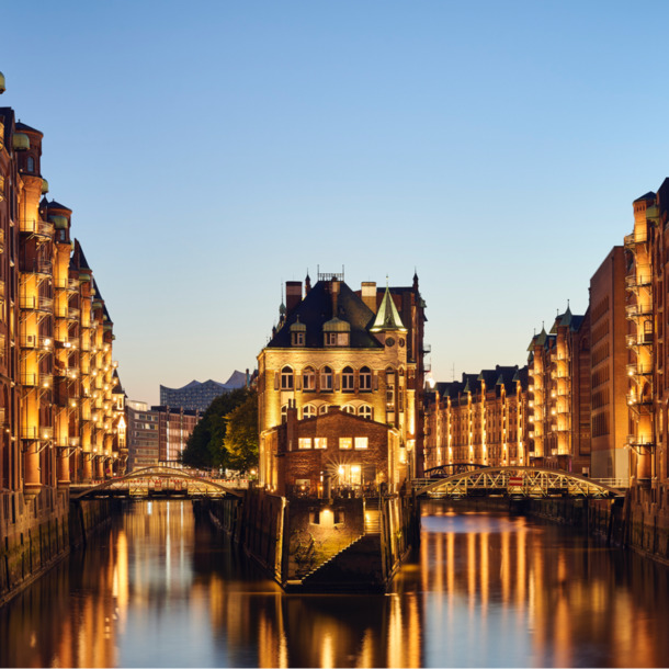 Die beleuchtete Hamburger Speicherstadt in der Abenddämmerung.