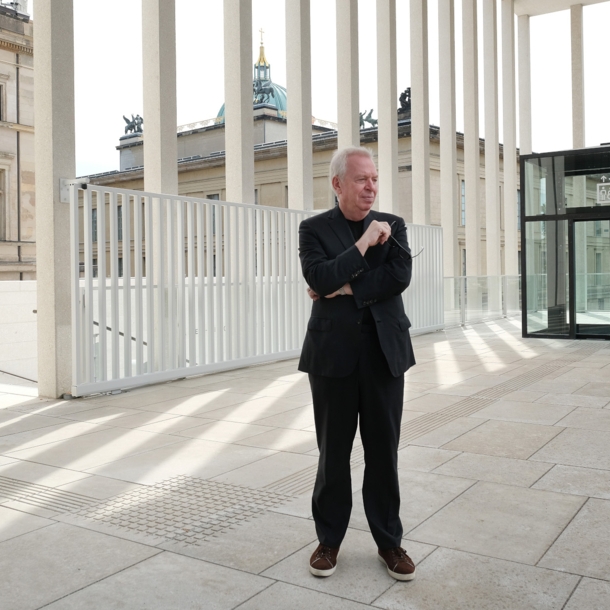 Architekt David Chipperfield in der James-Simon-Galerie auf der Berliner Museumsinsel