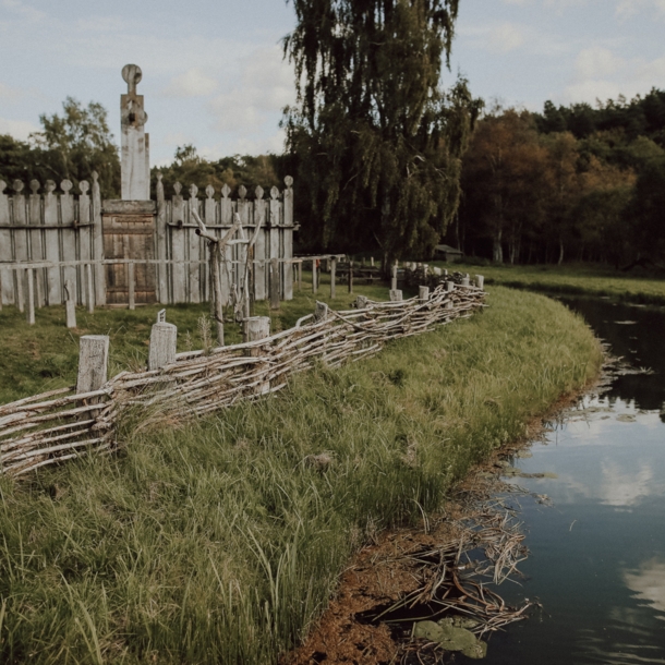 Blick auf ein Museum am Wasser