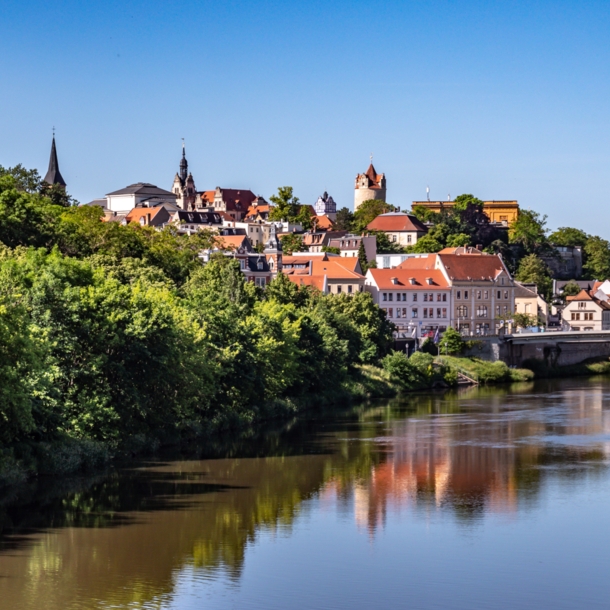 Blick auf eine Stadt am Fluss