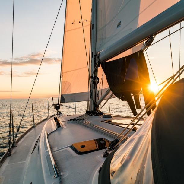 Segelboot, das in den Sonnenuntergang schippert