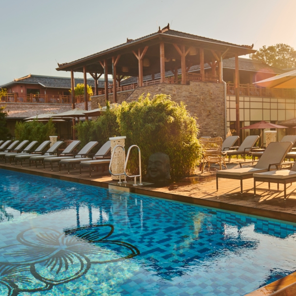 Blick auf das vabali spa Hamburg mit Liegewiese und Naturteich