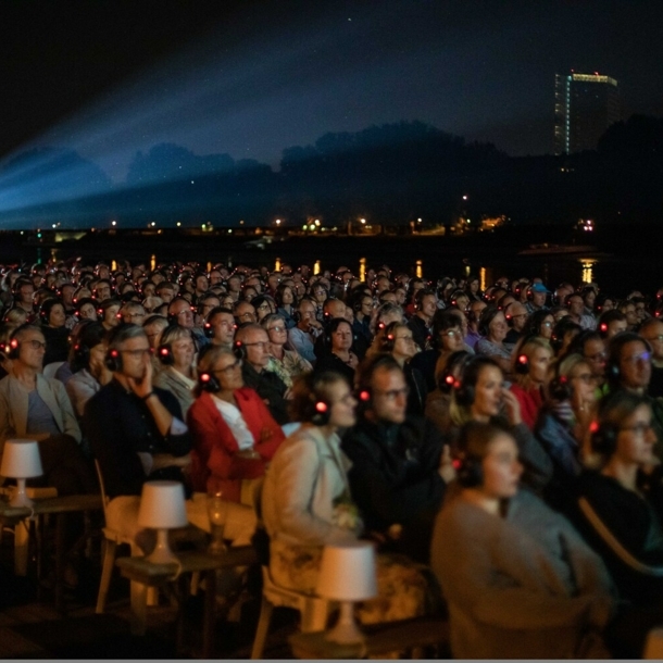 Publikum in einem Freilichtkino