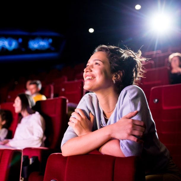 Eine junge Frau genießt einen Film im Kino