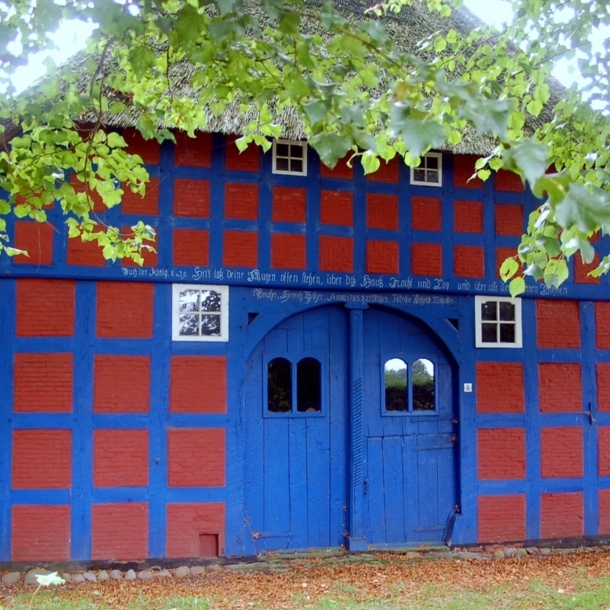 Altes Fachwerkhaus in blau und rot