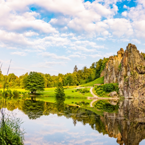 Blick auf eine sommerliche Landschaft mit Wasser