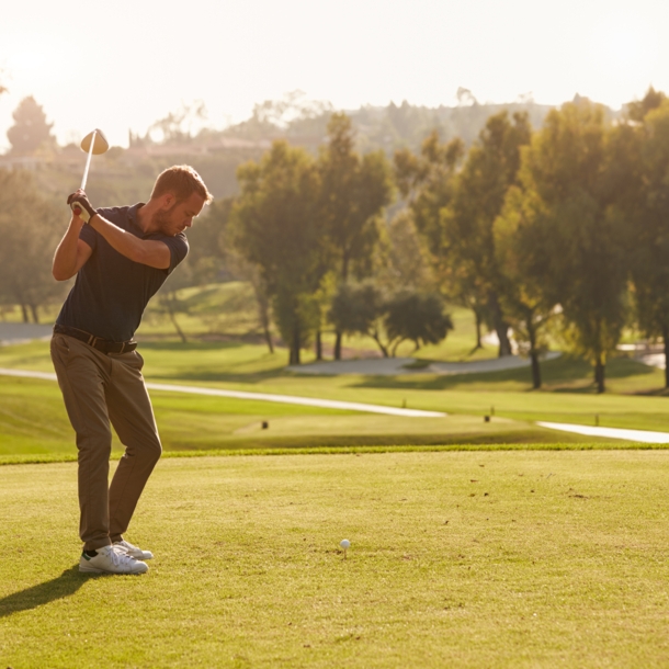 Männlicher Golfer auf einem Golfplatz