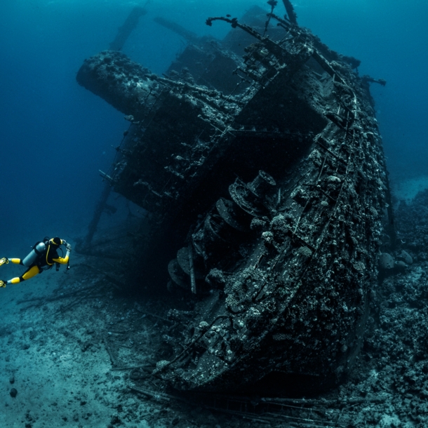 Taucher fotografiert das Wrack eines großen versunkenen Schiffes im Meer