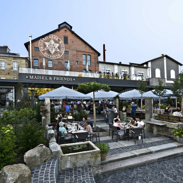 Eine Brauerei mit gastronomischem Außenbereich