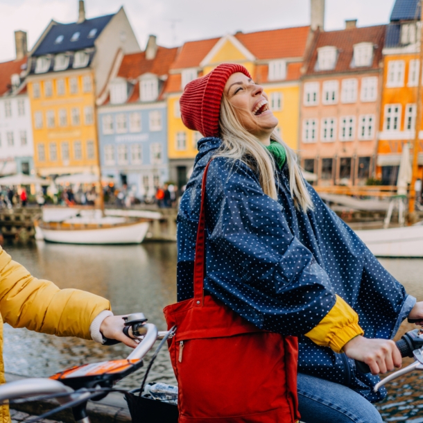 Zwei junge Frauen auf dem Fahrrad