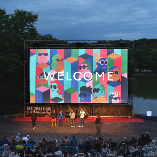 Open-Air-Kino an einem See mit Publikum