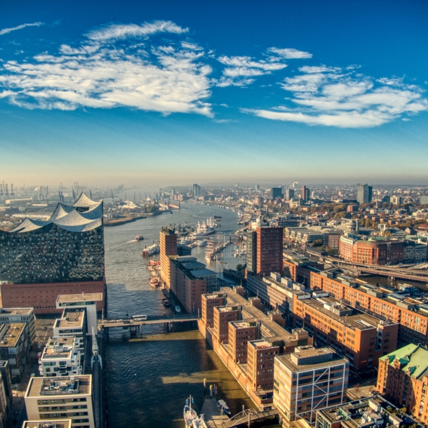 Blick über die Hamburger Speicherstadt und HafenCity