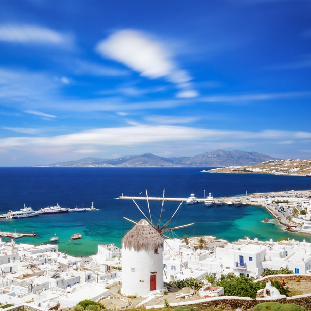 Panorama der Stadt Mykonos mit weißen Häusern am Meer