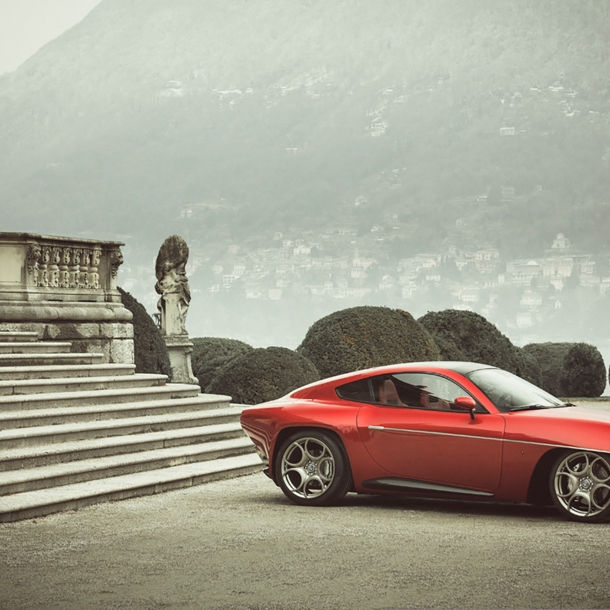 Ein rotes Auto vor der Treppe eines herrschaftlichen Hauses