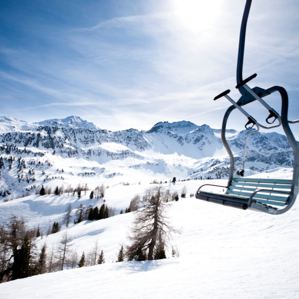 Skilift vor schneeweißer Berglandschaft