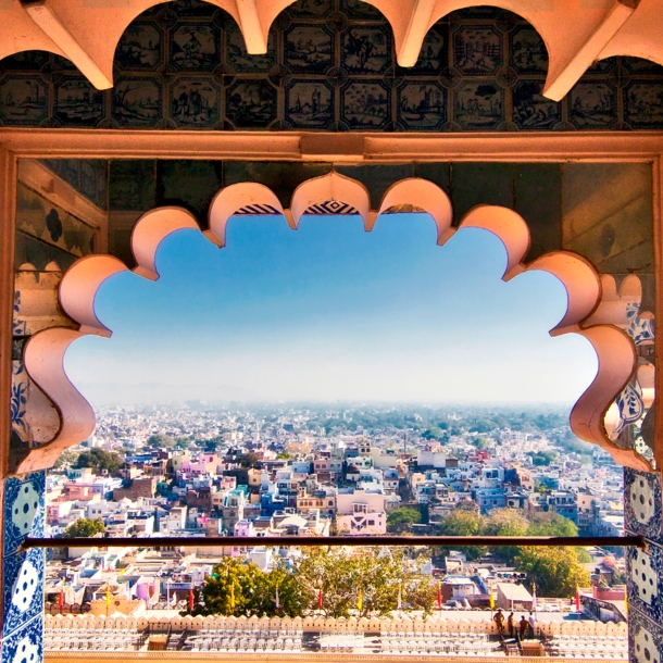 Blick von oben auf eine riesige indische Stadt.