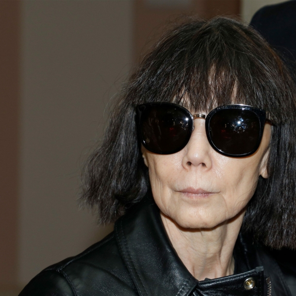 Porträt der japanischen Designerin Rei Kawakubo mit schwarzer Sonnenbrille und Lederjacke