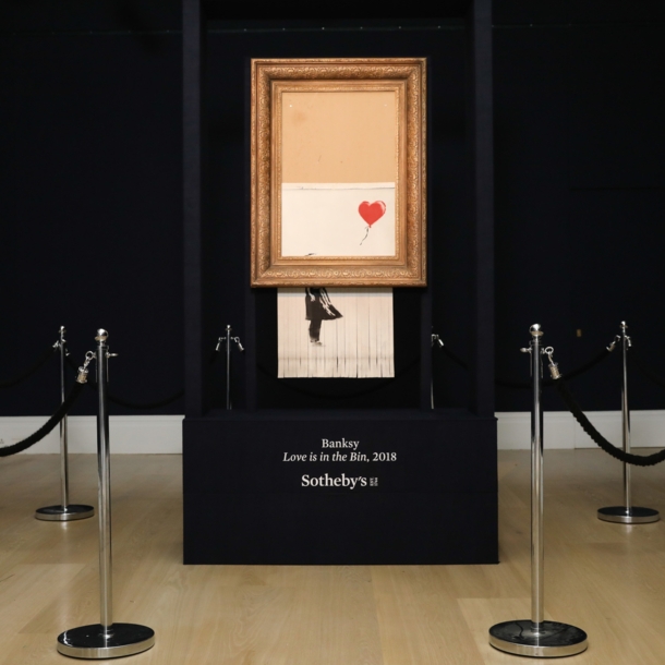 Ein geschreddertes Bild des Künstlers Banksy in einem Goldrahmen hängt in einem Ausstellungsraum des Auktionshauses Sotheby’s