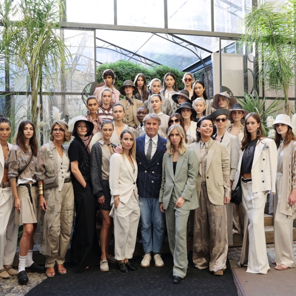 Camilla Cucinelli, Brunello Cucinelli und Carolina Cucinelli mit Models während der Brunello Cucinelli SS23 Women Collection Präsentation am 21. September 2022 in Mailand