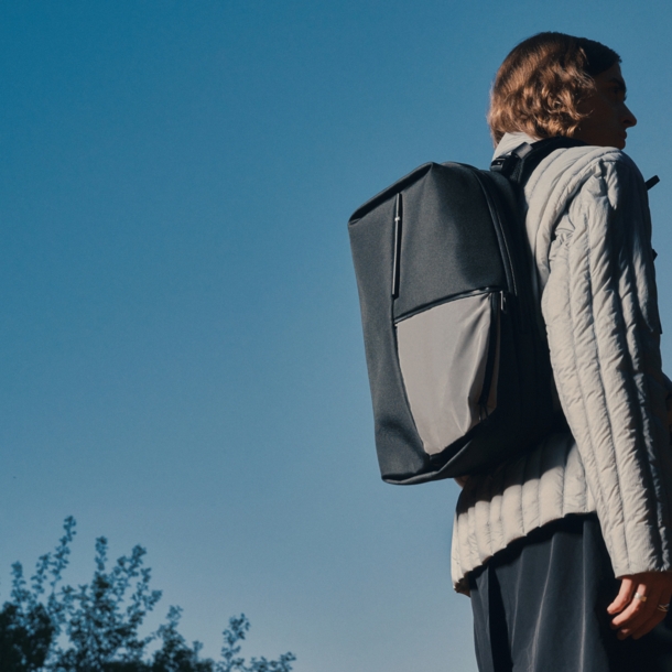 Von hinten fotografierte Person in Jacke und mit Rucksack des Labels côte&ciel