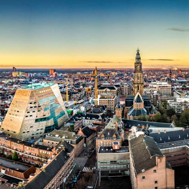 Stadtpanorama mit einem großen, modernen Gebäude im Zentrum Groningens