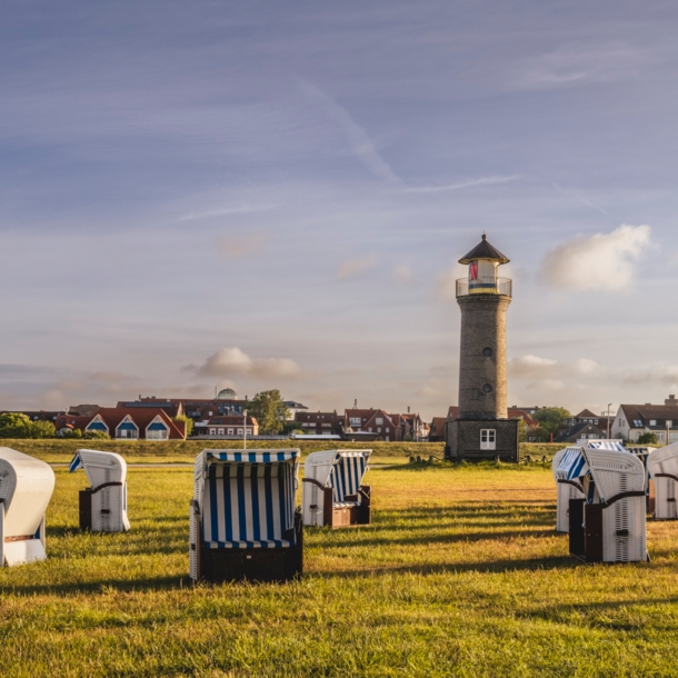 Strandkörbe auf einer Wiese auf der Insel Juist