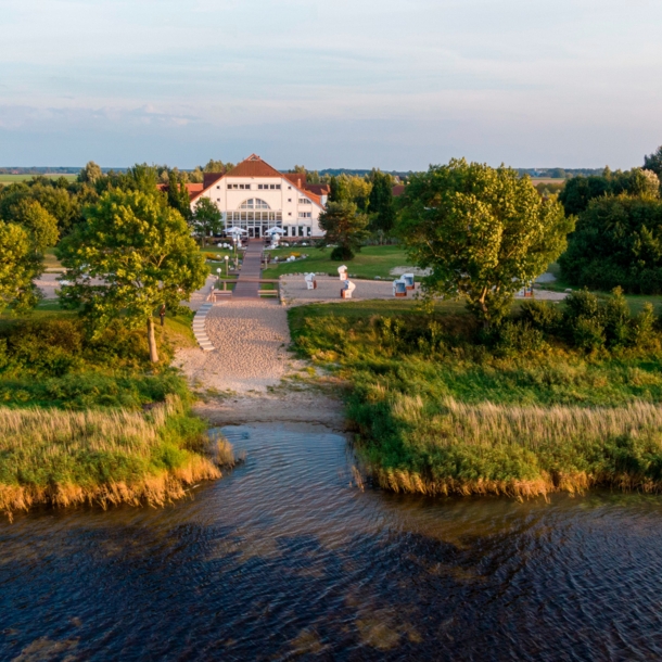 Strand mit einem Hotel