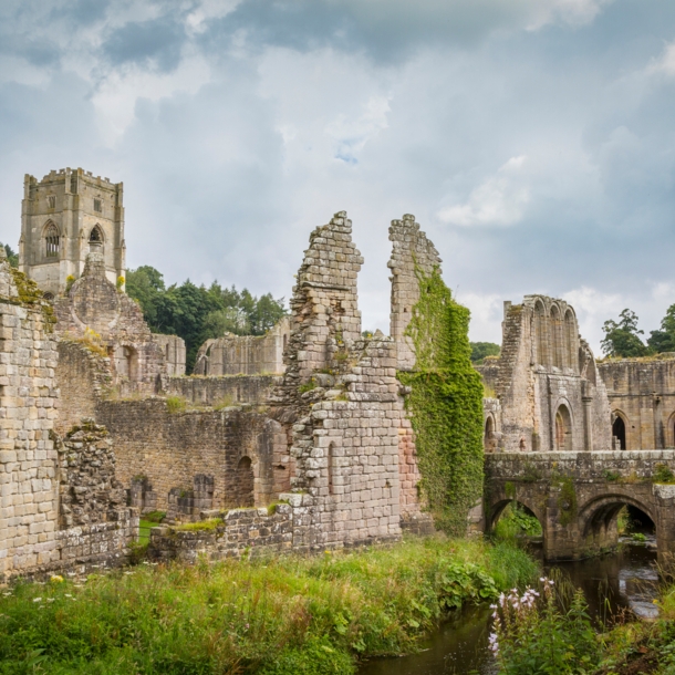 Blick auf die Klosterruine Fountains Abbey in North Yorkshire ,England