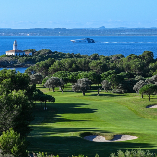 Golfplatz und Leuchtturm des Club de Golf Alcanada