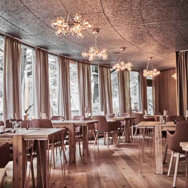 Blick auf Tische und Stühle im Restaurant Jante in Hannover