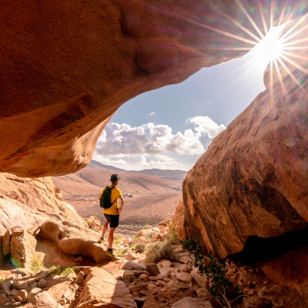 Wanderer auf Fuerteventura blickt auf eine Felsenlandschaft